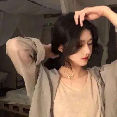 彩凤云裳海报